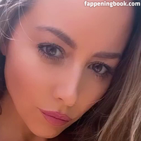 Carly Baker Naakt