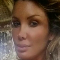 Charis B Naakt