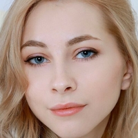 Emily Cade Naakt