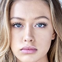 Logan Riley Hassel Naakt