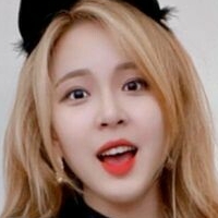 Siyeon Naakt